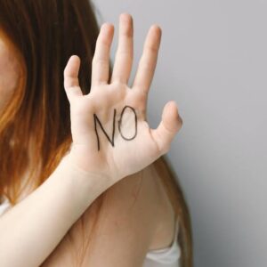 no you will not get in trouble for call 911 for an overdose